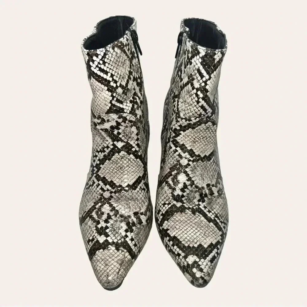 4487. QUPID ANKLE BOOTIES FAUX SNAKE SKIN‎ SIZE 7.5